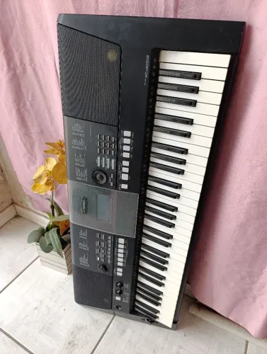Teclado Yamaha PSR E423 já progamado 20 ritmos atuais na memória 