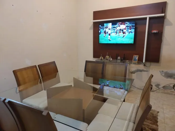 MESA EM MADEIRA COM 8 CADEIRAS