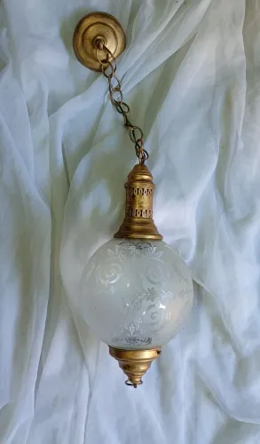 Lustre Pendente Antigo em Latão Dourado e Globo de Vidro Trabalhado<br>