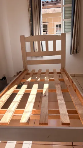 Cama de solteiro com a madeira em excelente estado
