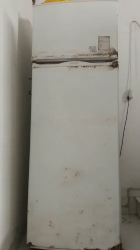 GELADEIRA FUNCIONANDO , PRECISA DE TROCA A PORTA !