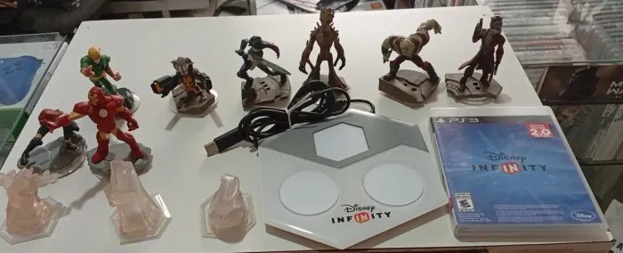 Disney infinity 2.0 PS3 com ,8 bonecos e com jogo original