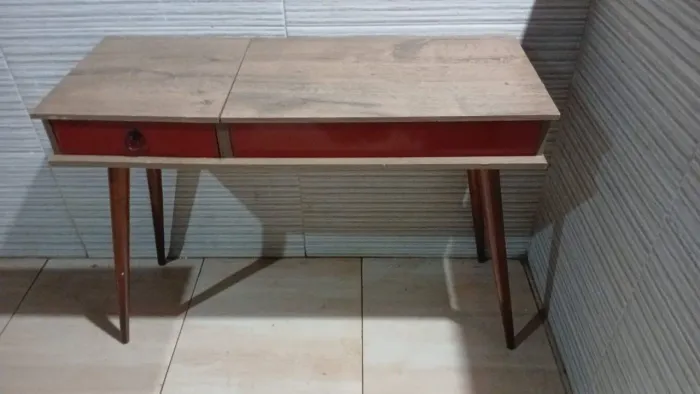 Penteadeira retro em mpf com pés de madeira refondo