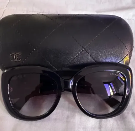 Óculos de sol Chanel modelo Jackie, sem uso. Acompanha estojo.