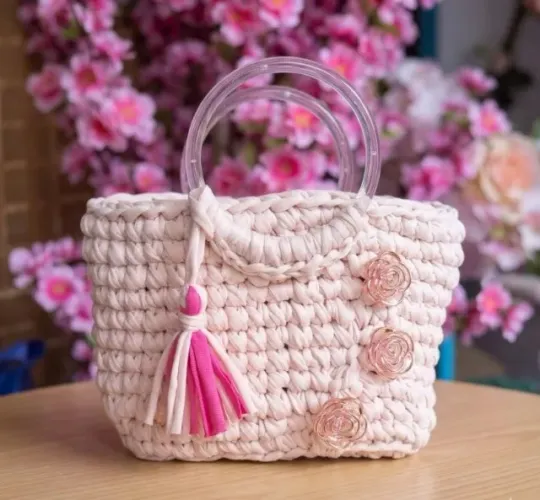 Bolsa De Crochê Artesanal Rosa Com Alça De Acrílico Transparente E Flores Tendência