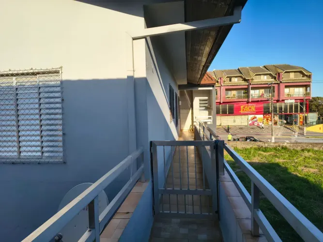 Apartamento com 1 suíte, água e luz incluso, frente supermercado rede fácil