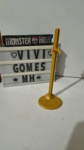 Monster High suporte dourado Cleo básica g1