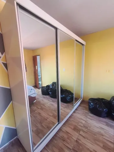 Guarda-roupa 3 portas com espelho