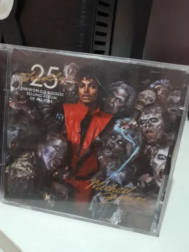 CD + DVD Michael Jackson Thriller 25 anos. Versão do CD extendida + DVDs com clipes