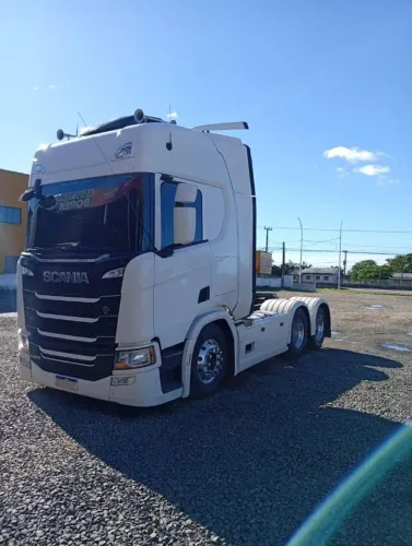 Scania R540 6x4 teto alto mola e retarder e geladeira ano 2021