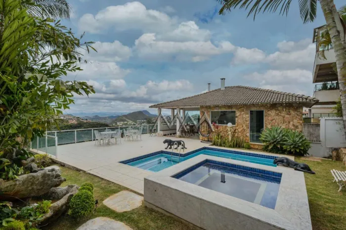 Casa à venda no Condomínio Vila Castela | 733 m² - 5 quartos