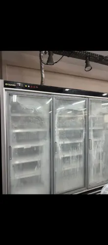 Expositor de congelados é bebidas.