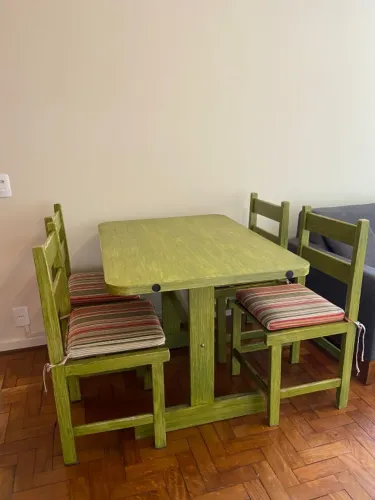 Mesa de jantar retangular com quatro cadeiras 