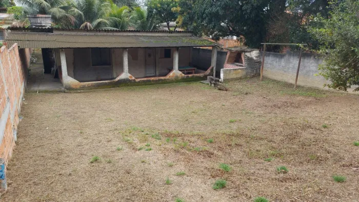 Terreno com casa todo murado com RGI- Campo Lindo
