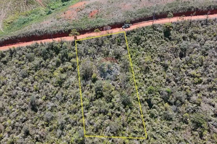 TERRENO EM DECLIVE SUAVE COM VISTA PARA AS MONTANHAS - ALBUQUERQUE - TERESÓPOLIS RJ.