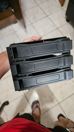 Caixa de HD, armazenamento de HD, pra gabinete, 3 espaços