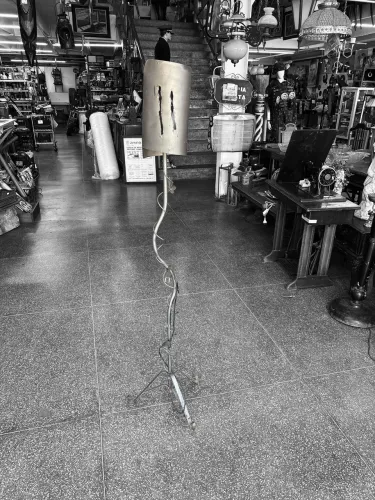 Luminária de chão 1,60 m feita em ferro Campos do Jordão , retirar na zona norte dartesan