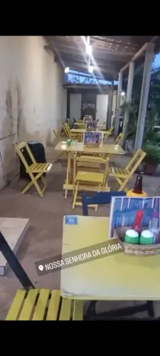 Mesa dobrável medindo 1 m de comprimento com 70 de largura