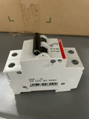 Lote 200 pcs Disjuntor Bipolar ABB S202 C6 6A 10kA (Novos)Preço: R$ 6.000,00
