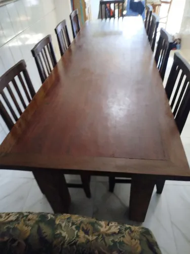 Mesa de jantar em madeira
