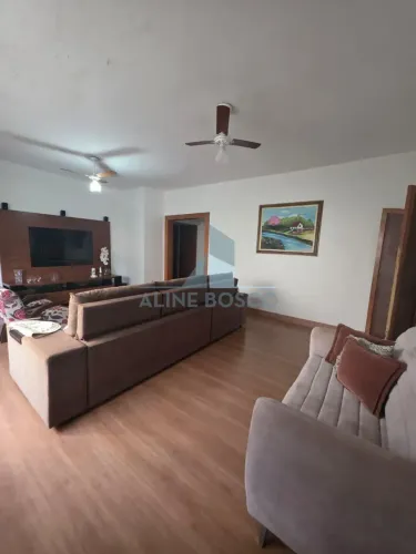 Casa à venda no Jardim Universal com 3 dormitórios e edícula em Araraquara