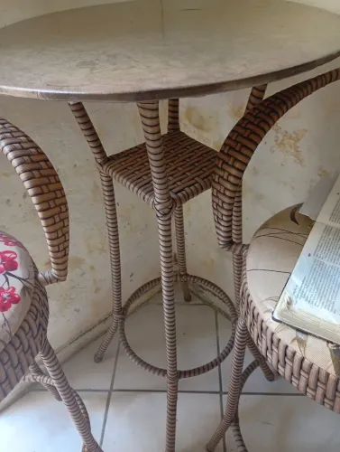 Banqueta com mesa