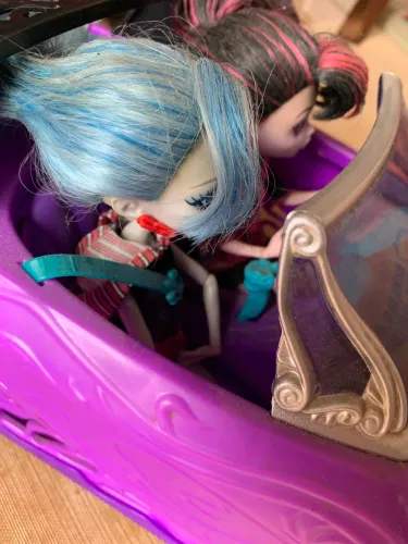 Carro da monster high com 2 bonecas