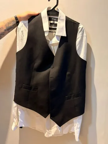 CONJUNTO DE TERNO COMPLETO DA MARCA:ENZO. USADO APENAS 1X
