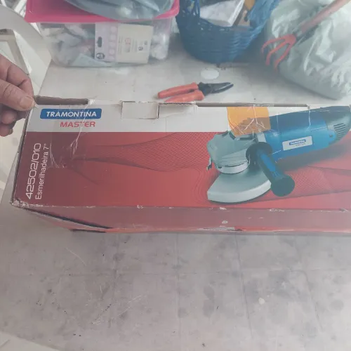 Vendo Esmerilhadeira tramontina nova