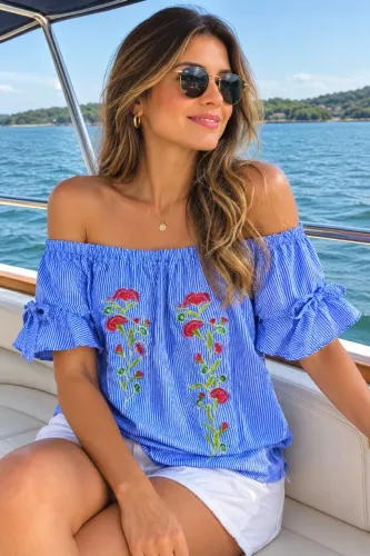 Blusa feminina azul e branca listrada com bordados florais M