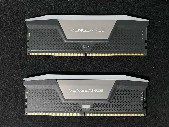 Memória DDR5 32GB 2x16 Corsair Vengeance RGB 6400MHz CL36 usadas