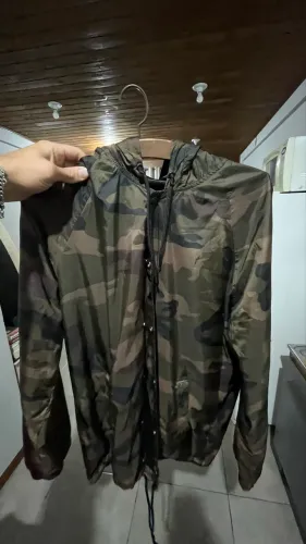 Corta vento camuflado