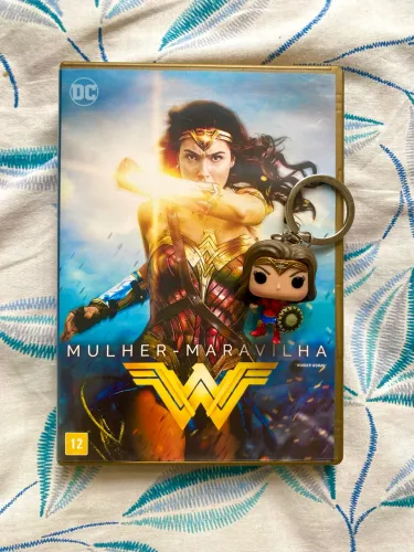 Kit DVD do filme e chaveiro keychain Funko Pop Mulher Maravilha (Wonder Woman)