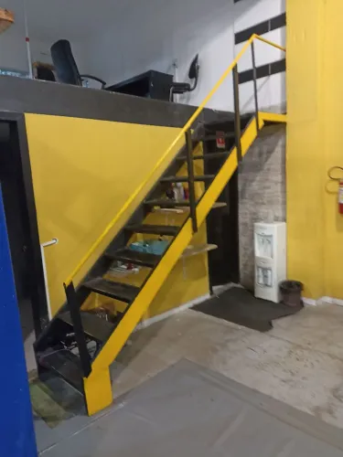 Escada de ferro, robusta e maciça 