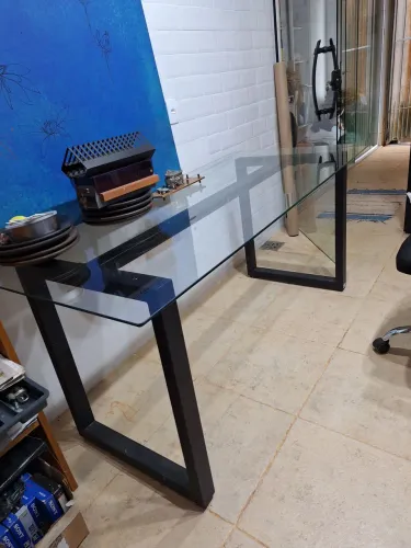 Mesa de vidro com 1,60 x 0,80. Pés de metal estilo industrial pretos. Excelente.