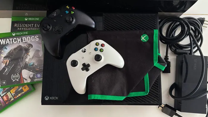 Xbox one - 500gb + 3 JOGOS + 2 controles + Capa.