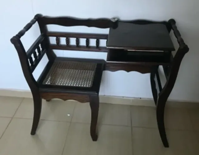 Mesa telefone madeira e palha