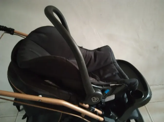Carrinho de bebê + bebê conforto