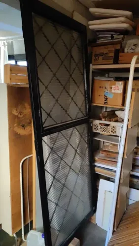 Porta de ferro com vidro canelado