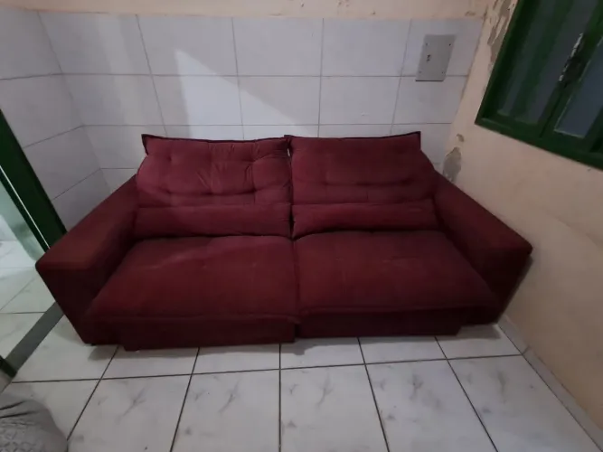 Sofá cama usado, cor marsala
