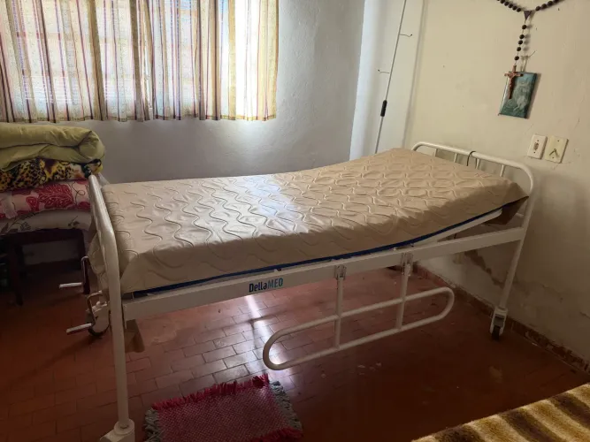 Cama hospitalar três posições semi nova 