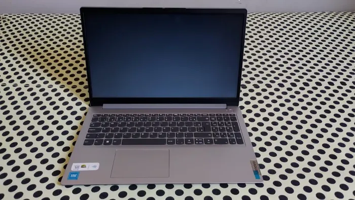 Vendo esse notebook, tem nota fiscal, aceito cartão de crédito 