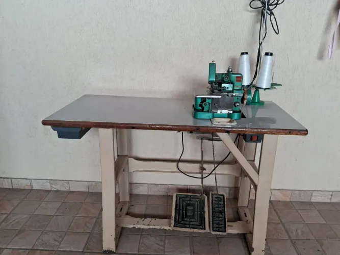 Maquina overlock semi industrial co motor acoplado e mesa