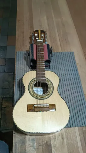 Cavaquinho luthier, ótima sonoridade, lindo grave.