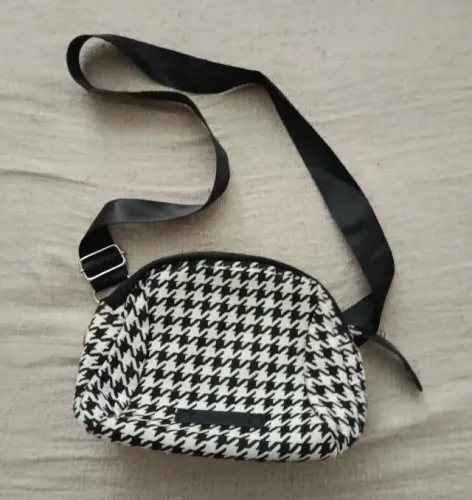 Bolsa Transversal Estampada Preta e Branca (Pied-de-poule)