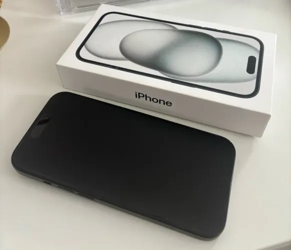 iPhone 15 128 Gb, preto, com capinha e película, 2 anos e 1 mês de uso