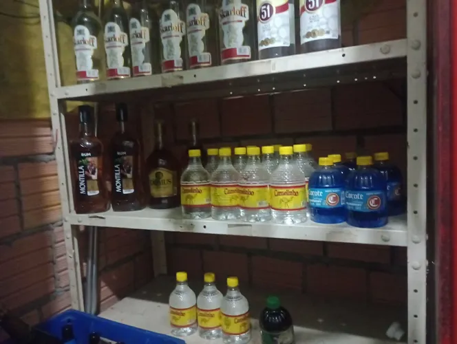 Vendo essa prateleira com todas as bebidas