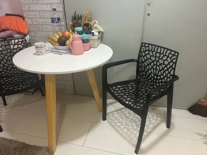 Mesa 83 cm com duas cadeiras 
