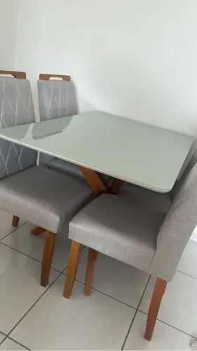 Vendo mesa com cadeiras