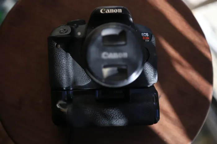 Canon T5i + lente canon 18-55mm + grip com duas baterias originais + carregador original 